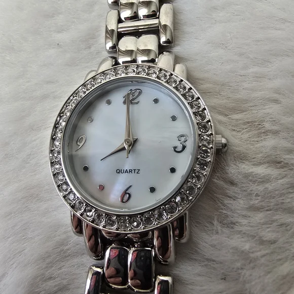 Silver Tone Women's Watch with Crystals. - Picture 4 of 4